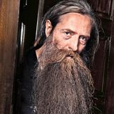 Aubrey de Grey: Der 56-jährige Engländer studierte in Cambridge Informatik. Dort kam er mit der biologischen Forschung an Fruchtfliegen in Kontakt und entdeckte sein Interesse an Alterungsprozessen. Aufgrund seiner Forschung, die er zum Thema veröffentlichte, wurde er im Jahr 2000 in Cambridge zum Doktor der Biologie promoviert. Heute arbeitet er als wissenschaftlicher Leiter der SENS Research Foundation, einer von ihm mitgegründeten und aus seinem ererbten Vermögen wesentlich finanzierten Stiftung. Sie widmet sich ganz der Bekämpfung des Alterns.