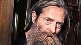 Aubrey de Grey: Der 56-jährige Engländer studierte in Cambridge Informatik. Dort kam er mit der biologischen Forschung an Fruchtfliegen in Kontakt und entdeckte sein Interesse an Alterungsprozessen. Aufgrund seiner Forschung, die er zum Thema veröffentlichte, wurde er im Jahr 2000 in Cambridge zum Doktor der Biologie promoviert. Heute arbeitet er als wissenschaftlicher Leiter der SENS Research Foundation, einer von ihm mitgegründeten und aus seinem ererbten Vermögen wesentlich finanzierten Stiftung. Sie widmet sich ganz der Bekämpfung des Alterns.