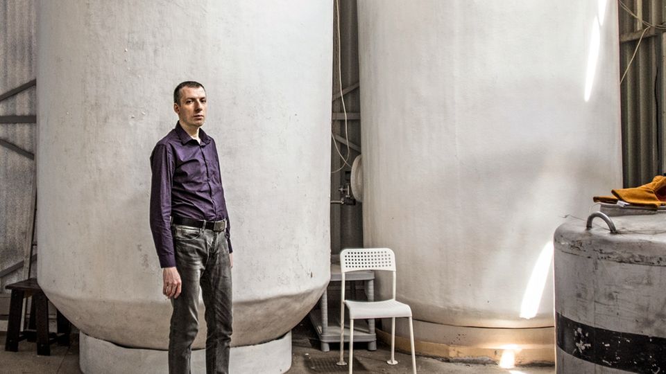 Ausweitung der Lebenszeit: Moskau, Russland: Alexej Samykin vor einem Kryo-Konservierungs-Container der russischen Firma KrioRus. Körper werden hier unmittelbar nach dem Tod eingefroren. Transhumanisten wie Samykin träumen davon, so eine Brücke in eine Zukunft zu bauen, in der es keinen Tod mehr gibt. Moskau, Russland: Alexej Samykin vor einem Kryo-Konservierungs-Container der russischen Firma KrioRus. Körper werden hier unmittelbar nach dem Tod eingefroren. Transhumanisten wie Samykin träumen davon, so eine Brücke in eine Zukunft zu bauen, in der es keinen Tod mehr gibt.
