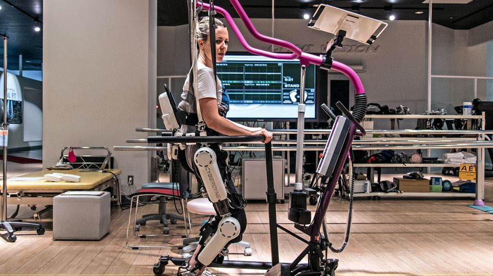 Ausweitung der Lebenszeit: Tsukuba, Japan: Die Österreicherin Susan Holzner ist seit zwei Jahren gehbehindert. Hal, ein mechanisches Exoskelett, trainiert und unterstützt sie beim Laufen. Tsukuba, Japan: Die Österreicherin Susan Holzner ist seit zwei Jahren gehbehindert. Hal, ein mechanisches Exoskelett, trainiert und unterstützt sie beim Laufen.