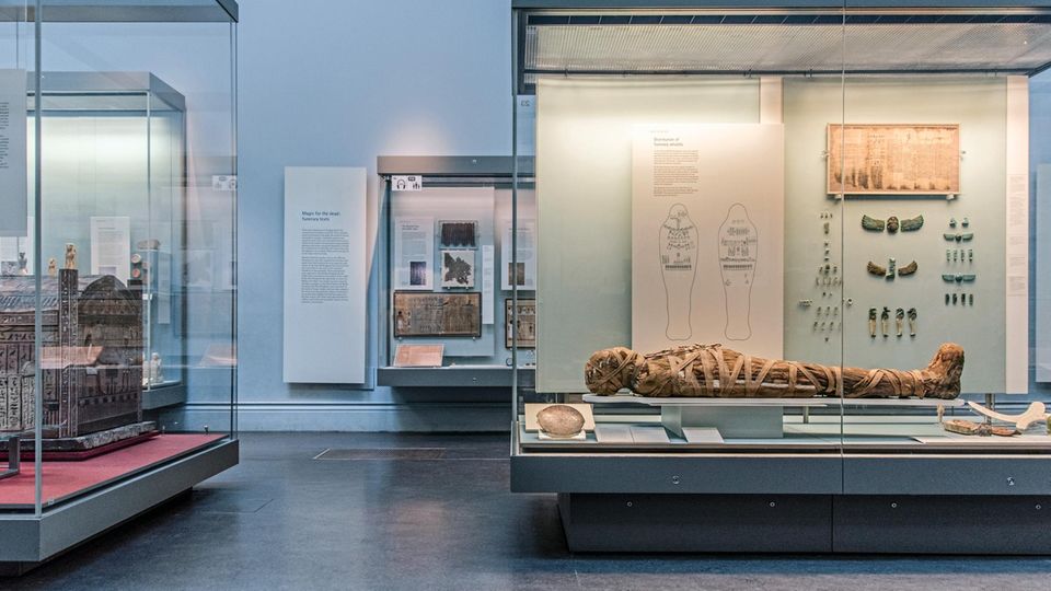 Ausweitung der Lebenszeit: London, England: Eine Mumie liegt aufgebahrt in einer Vitrine des Britischen Museums. Die ägyptische Religion sah den Tod als eine Phase des Übergangs in ein neues Leben, der durch streng geregelte Rituale ermöglicht wurde. London, England: Eine Mumie liegt aufgebahrt in einer Vitrine des Britischen Museums. Die ägyptische Religion sah den Tod als eine Phase des Übergangs in ein neues Leben, der durch streng geregelte Rituale ermöglicht wurde.