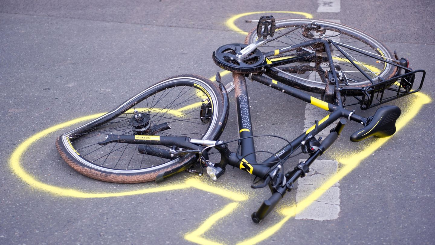Ein zerstörtes Fahrrad liegt nach einem Unfall auf der Straße
