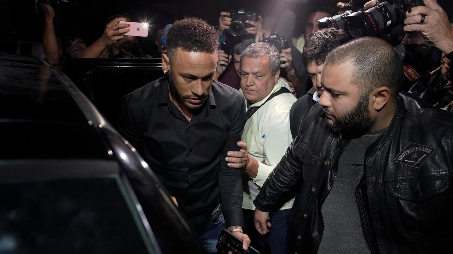 Neymar beim Verlassen einer Polizeiwache. In letzter Zeit musste er dort öfter auftauchen, um eine Aussage zu machen