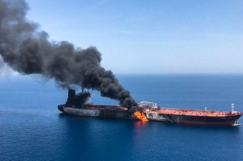 Einer der beiden angegriffenen Tanker im Golf von Oman brennt