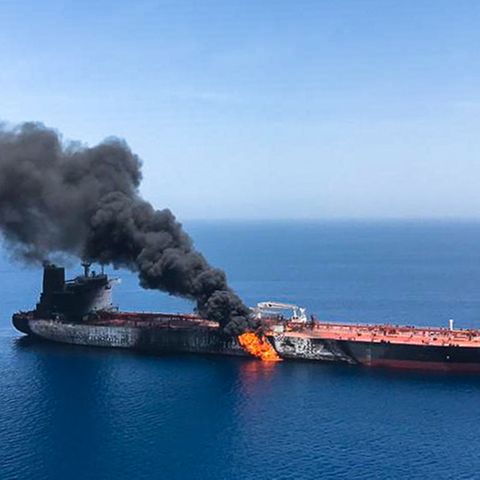 Einer der beiden angegriffenen Tanker im Golf von Oman brennt