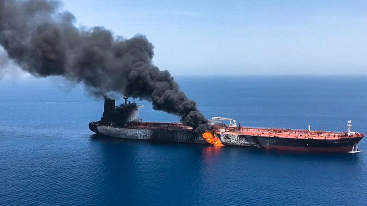 Einer der beiden angegriffenen Tanker im Golf von Oman brennt