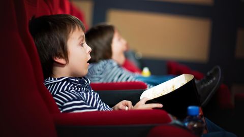 Ein Kind sitzt im Kino