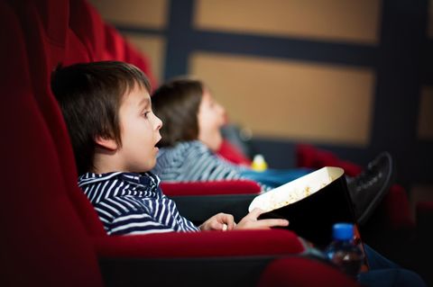 Ein Kind sitzt im Kino