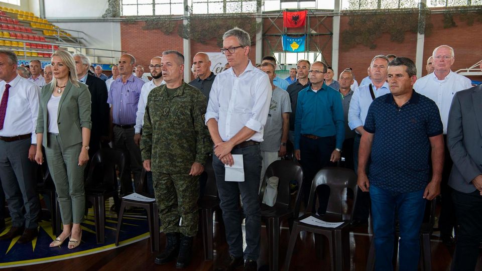 Gedenkfeier für ermordete stern-Reporter im Kosovo Festakt in der Sporthalle von Suhareke