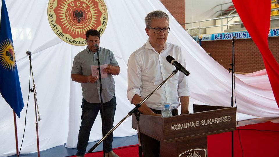 Gedenkfeier für ermordete stern-Reporter im Kosovo Frank Thomsen vom stern bei seiner Ansprache