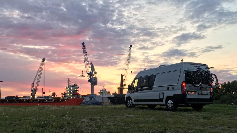 Roadtrip an der Ostsee: Das weckt Fernweh: Die Kräne am Hamburger Hafen bilden die perfekte Kulisse vor den ersten Abend unserer Tour Das weckt Fernweh: Die Kräne am Hamburger Hafen bilden die perfekte Kulisse vor den ersten Abend unserer Tour