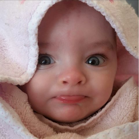 Ein Baby schaut mit großen Augen
