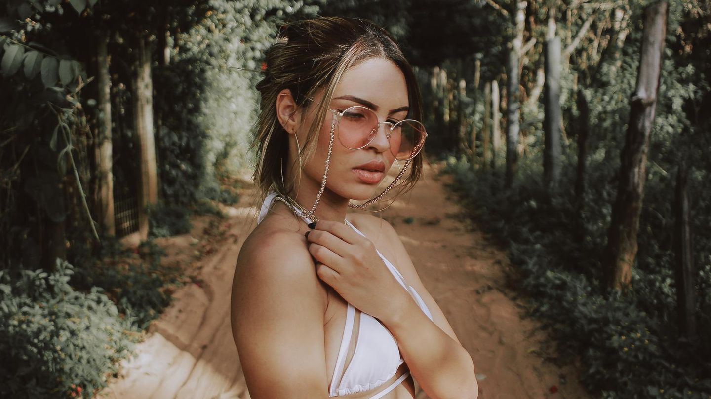 Schon eine stylische Brillenkette zu Hause? Hier kommen fünf Optionen 