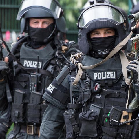 SEK-Beamte in ihrer Ausrüstung