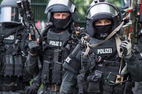 SEK-Beamte in ihrer Ausrüstung