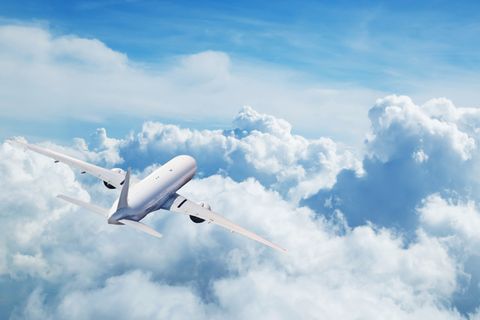 Flugzeug über den Wolken