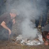 Tag zwei im Survival-Camp beginnt mit Feuermachen und dem Versuch, dabei nicht zu ersticken.