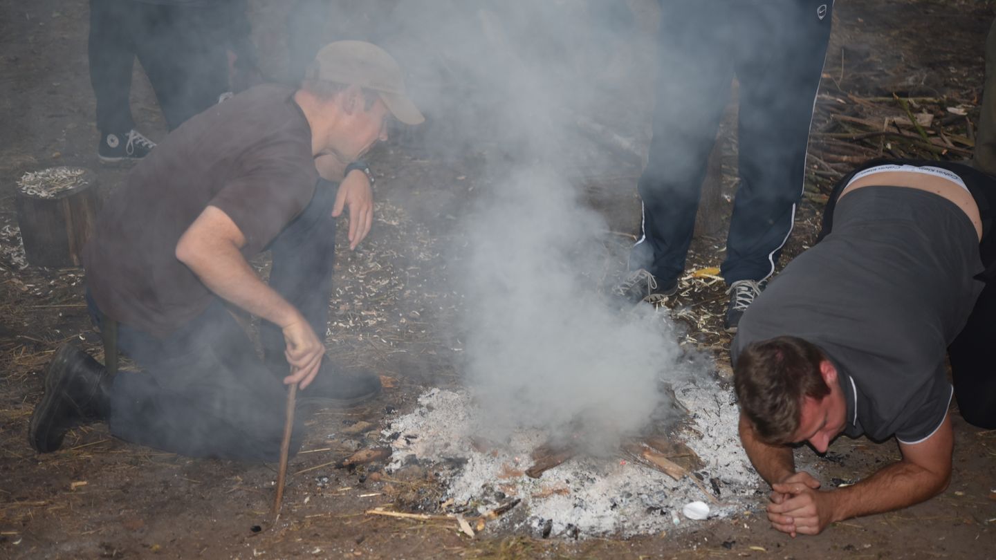 Tag zwei im Survival-Camp beginnt mit Feuermachen und dem Versuch, dabei nicht zu ersticken.