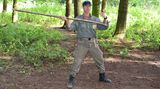 Nach dem Frühstück geht es auf den "Schießstand". Hier erklärt Survival-Trainer Kamerau, wie man mit einem Speer jagt.