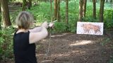 Eine beliebte Waffe - vor allem bei Kindern - der Flitzebogen. Die Trefferquote ist für Ungeübte allerdings sehr gering, selbst wenn das Jagdobjekt wie hier nicht weglaufen kann.