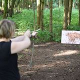 Eine beliebte Waffe - vor allem bei Kindern - der Flitzebogen. Die Trefferquote ist für Ungeübte allerdings sehr gering, selbst wenn das Jagdobjekt wie hier nicht weglaufen kann.