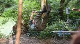 Zum Abschluss demonstriert Kamerau noch verschiedene Methoden, mit denen man in der Theorie einen Fluss an einem Seil überqueren kann.