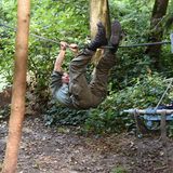 Zum Abschluss demonstriert Kamerau noch verschiedene Methoden, mit denen man in der Theorie einen Fluss an einem Seil überqueren kann.