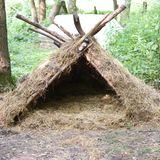 ... und nach einer guten Stunde. Einzige Hilfsmittel: Messer, Seile und die fachkundige Anleitung des Survival-Trainers.