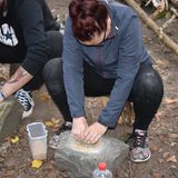 Das Frühstück wird vorbereitet. Wichtige Zutat: Mehl à la Steinzeit.
