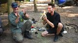 Hurra, es brennt! Feuermachen gehört zu den wichtigsten Fähigkeiten, wenn man in der Wildnis überleben will. Umso größer ist die Freude, wenn endlich die ersten Flammen züngeln.