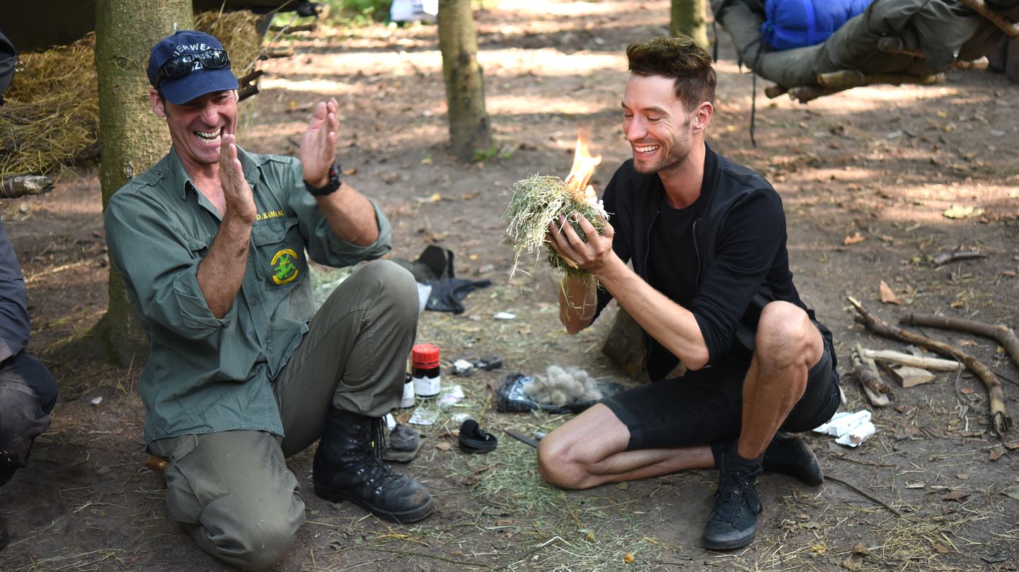 Hurra, es brennt! Feuermachen gehört zu den wichtigsten Fähigkeiten, wenn man in der Wildnis überleben will. Umso größer ist die Freude, wenn endlich die ersten Flammen züngeln.