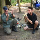 Hurra, es brennt! Feuermachen gehört zu den wichtigsten Fähigkeiten, wenn man in der Wildnis überleben will. Umso größer ist die Freude, wenn endlich die ersten Flammen züngeln.