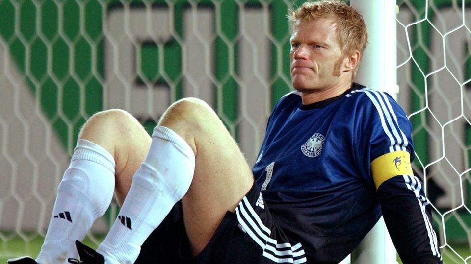 Torwart-Titan: Kahn lehnt nach dem WM-Finale von Yokohama 2002 am Pfosten: Es ist der Moment seiner bittersten Niederlage, nachdem er durch einen Patzer die Niederlage gegen Brasilien eingeleitet hatte. Ehrlicherweise muss man sagen, dass auch Dietmar Hamanm vorher durch seinen dilettantischen Ballverlust vor dem eigenen Strafraum mindest genauso viel Schuld am Gegentor trägt Kahn lehnt nach dem WM-Finale von Yokohama 2002 am Pfosten: Es ist der Moment seiner bittersten Niederlage, nachdem er durch einen Patzer die Niederlage gegen Brasilien eingeleitet hatte. Ehrlicherweise muss man sagen, dass auch Dietmar Hamanm vorher durch seinen dilettantischen Ballverlust vor dem eigenen Strafraum mindest genauso viel Schuld am Gegentor trägt