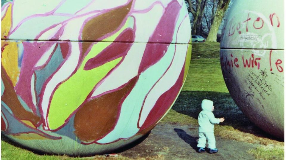 Johann König 1982 in Münster zwischen Skulpturen von Claes Oldenburg Johann König 1982 in Münster zwischen Skulpturen von Claes Oldenburg