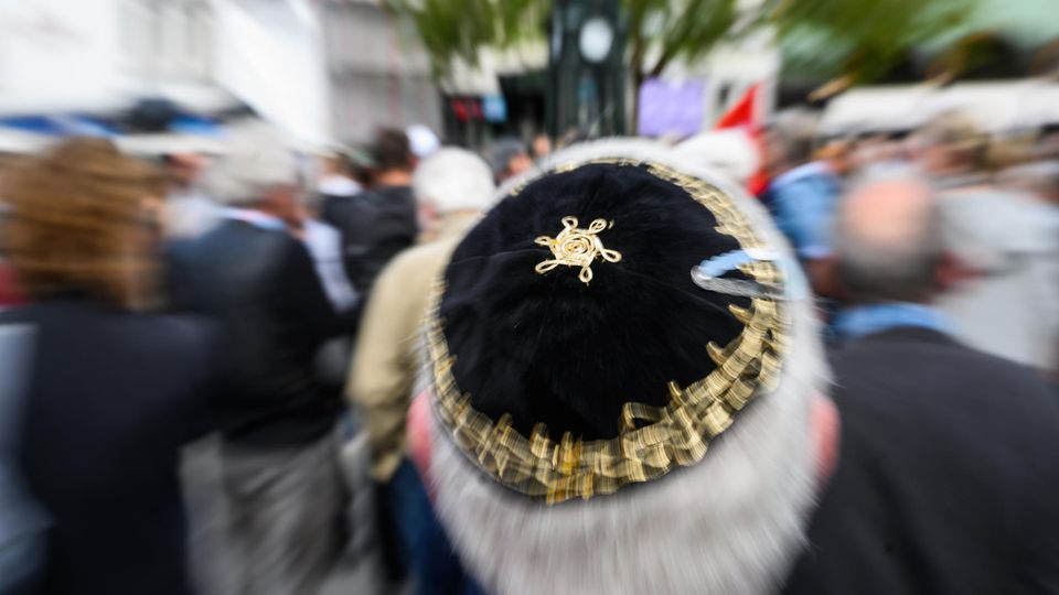 Auf einer Kundgebung in Hannover gegen Antisemitismus trägt ein Mann eine Kippa