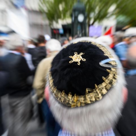 Auf einer Kundgebung in Hannover gegen Antisemitismus trägt ein Mann eine Kippa