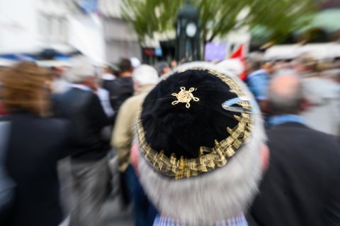 Auf einer Kundgebung in Hannover gegen Antisemitismus trägt ein Mann eine Kippa