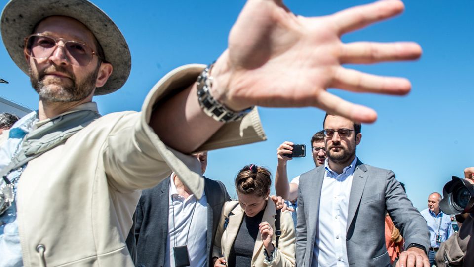 Christopher Robinson und Amanda Knox in Italien Christopher Robinson versucht, die Paparazzi von Amanda Knox fernzuhalten.