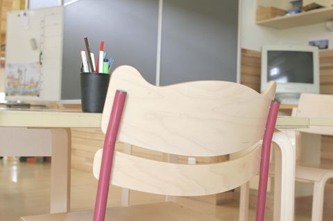 Zwangsehen: leerer Stuhl im Klassenzimmer