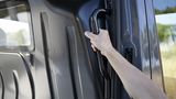 Kleine nützliche Dinge: Griffe bei den Zugängen zum Laderaum