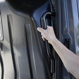 Kleine nützliche Dinge: Griffe bei den Zugängen zum Laderaum