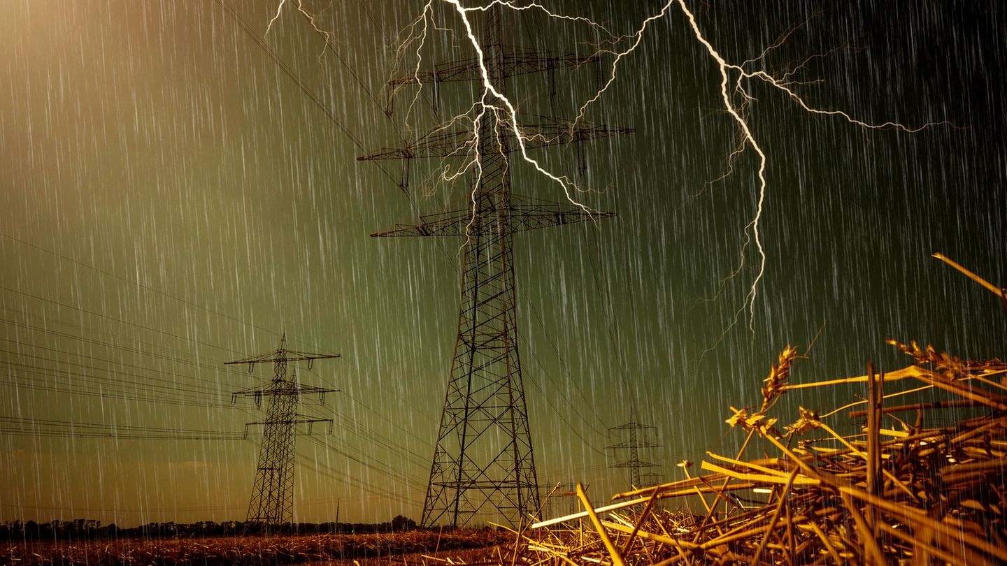 Gewitter zieht über ein Feld
