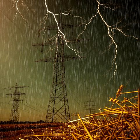 Gewitter zieht über ein Feld