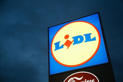 Ein Lidl-Schild bei Nacht