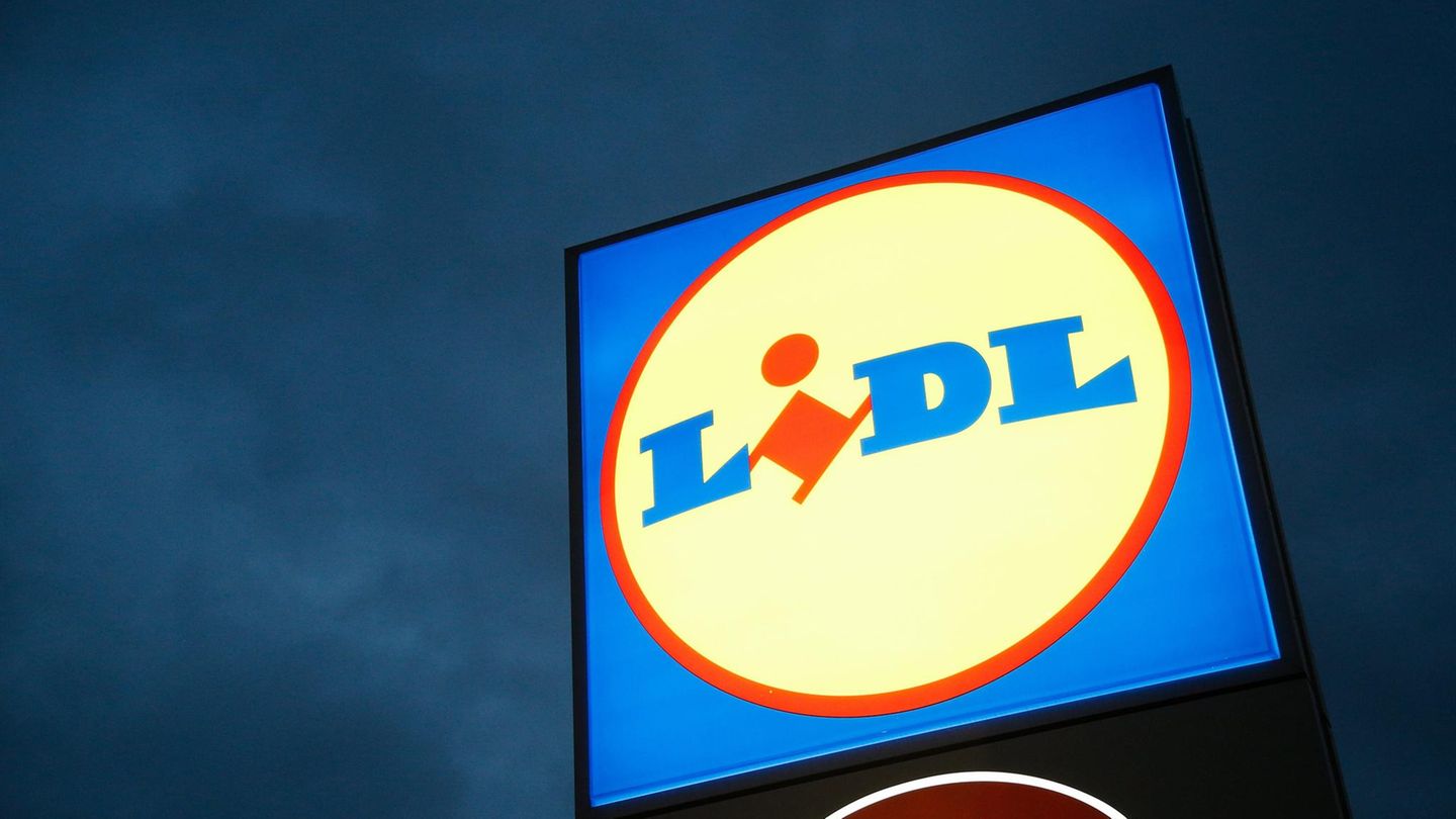 Ein Lidl-Schild bei Nacht