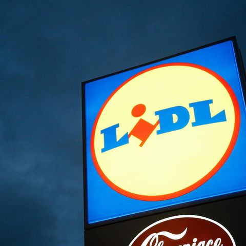 Ein Lidl-Schild bei Nacht