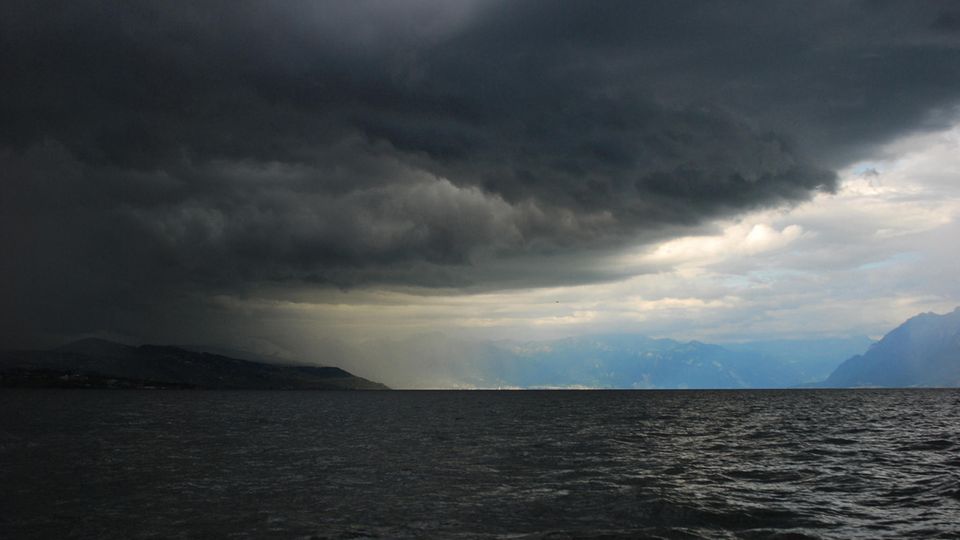 Sturmfront über dem Genfer See.