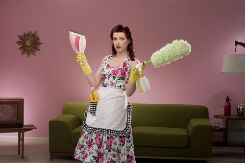 Hausfrau mit Putzmitteln