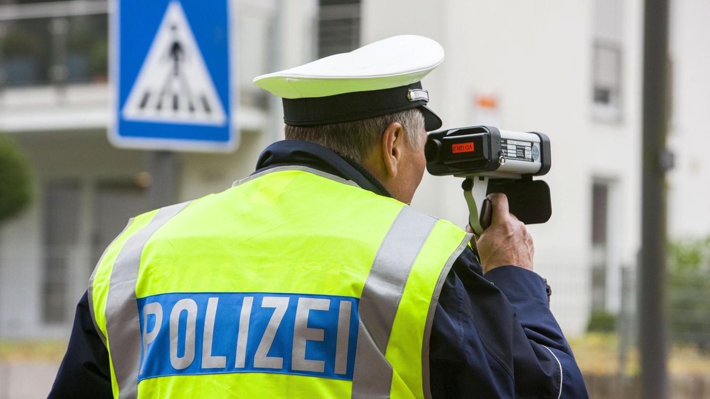 Ein Polizist beim Tempo-Messen
