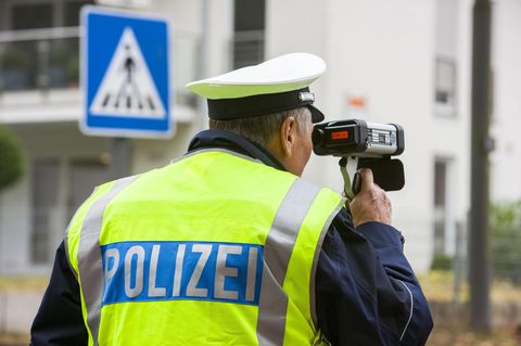 Ein Polizist beim Tempo-Messen